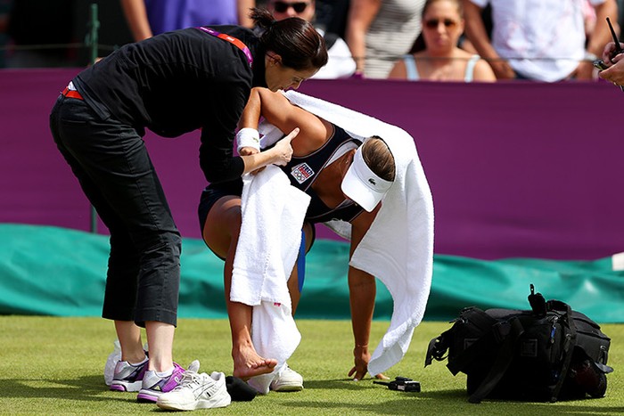 Petra Cetkovska của Cộng hòa Séc bị chấn thương trong một trận đấu đơn nữ môn quần vợt.
